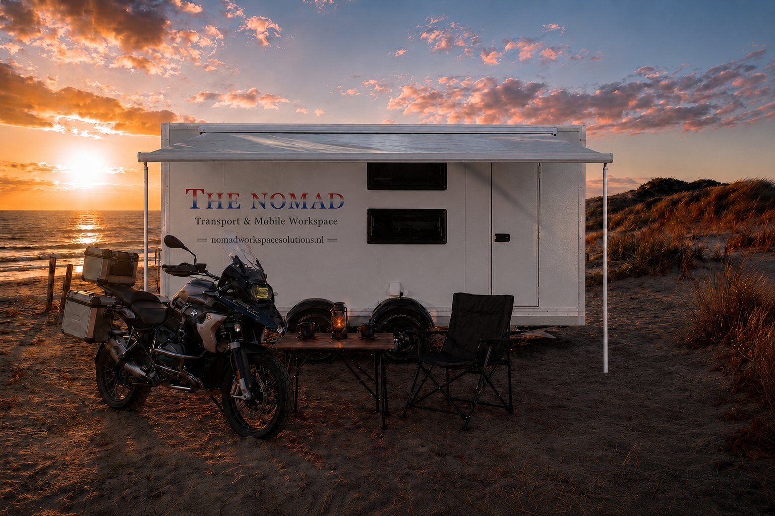 The Nomad op het strand met motor